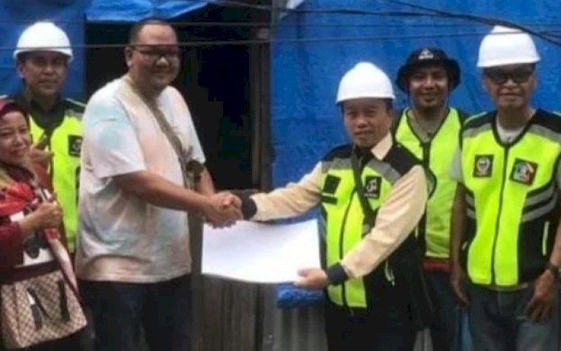 REHABILITASI. Pemprov Sulsel melalui Dinas Perumahan, Kawasan Permukiman, dan Pertanahan Provinsi Sulsel melakukan rehabilitasi Rumah Tidak Layak Huni (RTLH) di Pulau Barrang Lompo, Kota Makassar. foto: istimewa