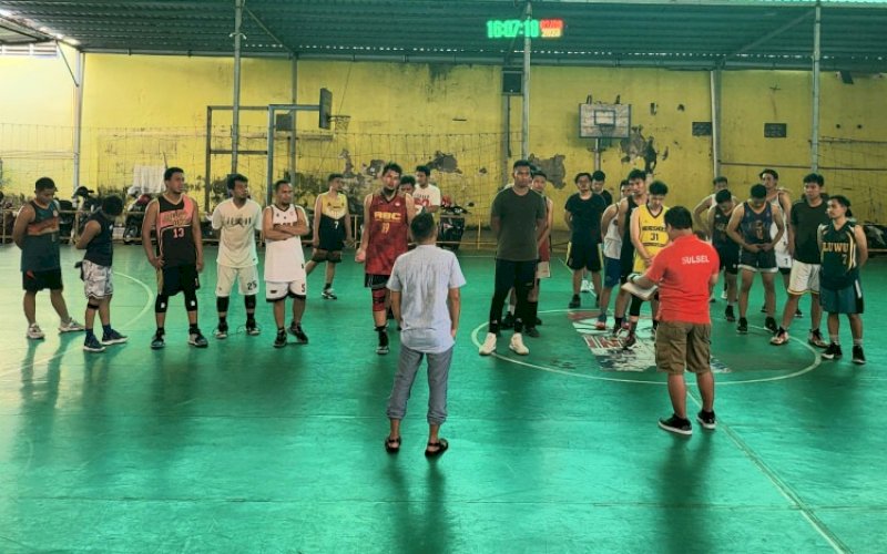SELEKSI. Kontingen Pemprov Sulsel untuk Pornas Korpri XVI di Kota Semarang, Jawa Tengah, melakukan seleksi atlet cabang olahraga bola basket. foto: istimewa