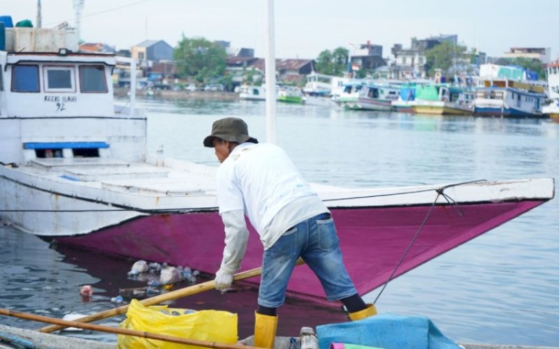 BERSIH PANTAI. PT Pelabuhan Indonesia (Persero) Regional 4 bersama Pelindo Regional 4 Makassar, Subholding PT Pelindo Jasa Maritim (SPJM), dan masyarakat sekitar Pelabuhan Paotere melakukan kegiatan Bersih Pantai Paotere Makassar, Sabtu (10/6/2023). foto: istimewa