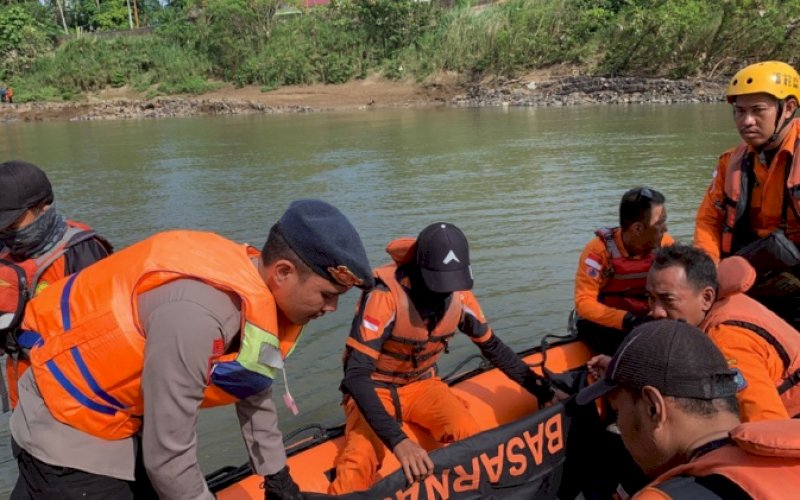 EVAKUASI. Tim SAR gabungan melakukan evakuasi petani bernama Hami (61), yang tenggelam di Sungai Walannae, Desa Kebo, Kecamatan Lilirilau, Kabupaten Soppeng, Kamis (1/6/2023). foto: istimewa
