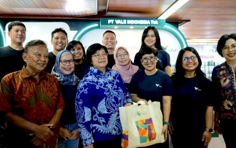 KUNJUNGAN. Menteri Lingkungan Hidup dan Kehutanan (LHK), Siti Nurbaya Bakar, menghadiri booth PT Vale Indonesia usai membuka Festival Peduli Sampah Nasional (FPSN) 2023 di Gedung Manggala Wanabakti, Kementerian LHK, Jakarta, Selasa (13/6/2023). foto: istimewa