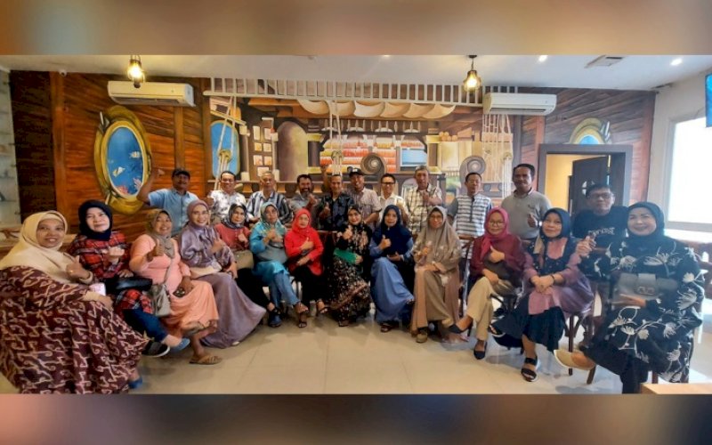 IKA. Sukriansyah bersama Ikatan Keluarga Alumni (IKA) SD Butung Makassar Angkatan 1982 di Kedai Ayah UQ, Makassar, Minggu (4/6/2023) sore. foto: istimewa