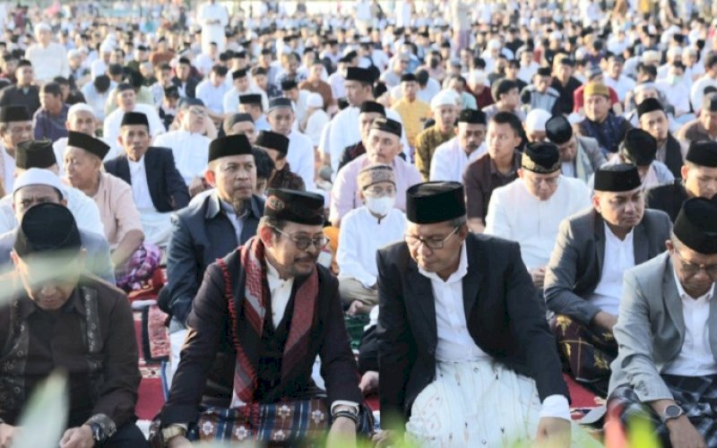 SALAT ID. Menteri Pertanian RI Syahrul Yasin Limpo (SYL) bersama Wali Kota Makassar Moh Ramdhan Pomanto melaksanakan Salat Iduladha 1444 H/2023 M di Lapangan Karebosi Makassar, Kamis (29/6/2023). foto: istimewa