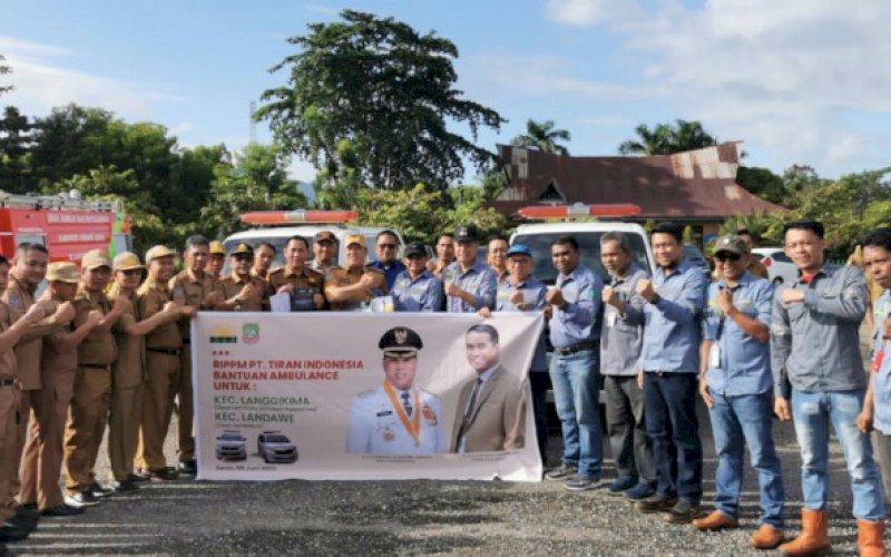 BANTUAN. Direktur Operasional Tiran Group Mayjend TNI (Purn) Iskandar M Sahil SE didampingi seluruh jajarannya menyerahkan langsung bantuan ambulance kepada Bupati Konawe Utara, Ruksamin, Senin (5/6/2023). foto: istimewa