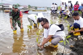Vale IGP Morowali Bersih Pantai dan Tanam Mangrove