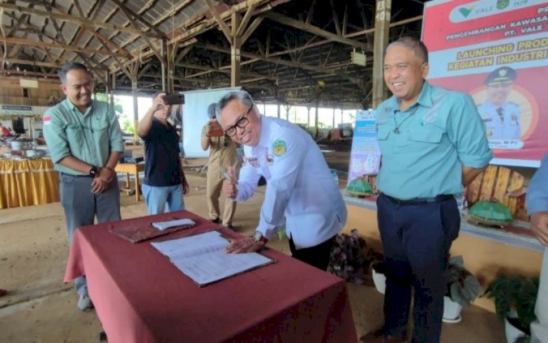PENYERAHAN. Manajemen PT Vale Indonesia Tbk dan Pemkab Luwu Timur menyerahkan Rumah Produksi Pakan Ikan dengan metode ramah lingkungan yang dikelola BUMDes Karya Sipatuo Desa Balantang, Kecamatan Malili, Luwu Timur, Selasa (20/6/2023). foto: istimewa