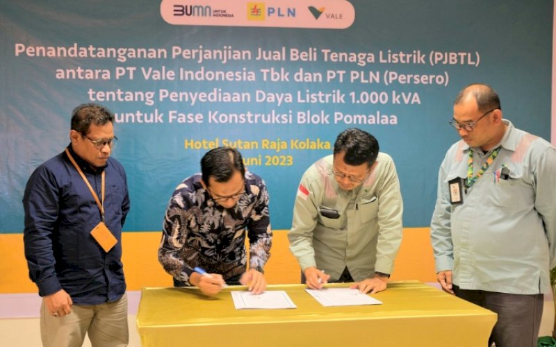 KERJA SAMA. PT Vale Indonesia Tbk (PT Vale) memperkuat kerja sama dengan PT PLN (Persero) dalam upaya menyediaan daya listrik pada fase konstruksi Indonesia Growth Project (IGP) di Blok Pomalaa di Hotel Sutan Raja, Kolaka, Rabu (7/6/2023). foto: istimewa