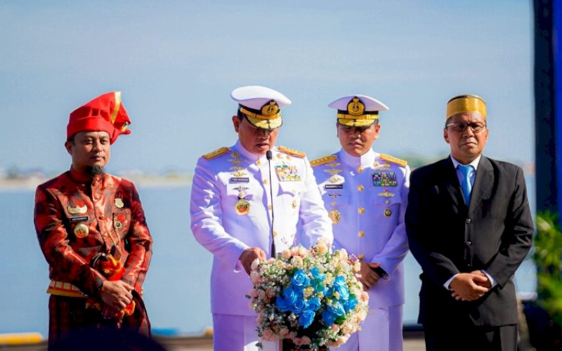 PEMBUKAAN. Gubernur Sulsel Andi Sudirman Sulaiman mendampingi Panglima TNI Laksamana TNI Yudo Margono membuka kegiatan latihan bertaraf internasional Multilateral Naval Exercise Komodo (MNEK) 2023 di Pelabuhan Soekarno Hatta Makassar, Senin (5/6/2023). foto: istimewa
