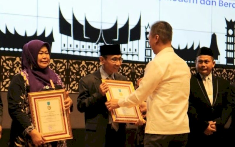 PENGHARGAAN. Menteri Perindustrian Agus Gumiwang Kartasasmita menyerahkan penghargaan kepada Bupati Bulukumba Andi Muchtar Ali Yusuf diwakili Kepala Dinas Perdagangan dan Perindustrian Kabupaten Bulukumba Alfian Mallihungan pada Puncak Acara Peringatan Hari Koperasi Ke-76 2023 di Auditorium Universitas Negeri Padang, Sumbar, Minggu (23/7/2023). foto: istimewa