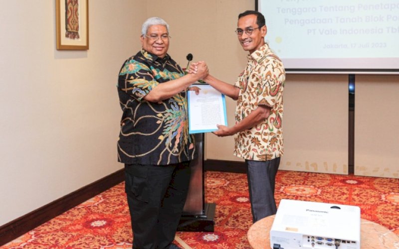 PENYERAHAN. Gubernur Sultra Ali Mazi menyerahkan Surat Keputusan (SK) Gubernur Sulawesi Tenggara (Sultra) tentang Penetapan Lokasi Pengadaan Tanah Blok Pomalaa kepada Wakil Presiden Direktur PT Vale Adriansyah Chaniago, sebagai perwakilan manajemen di Hotel Borobudur, Jakarta, Senin (17/7/2023). foto: istimewa