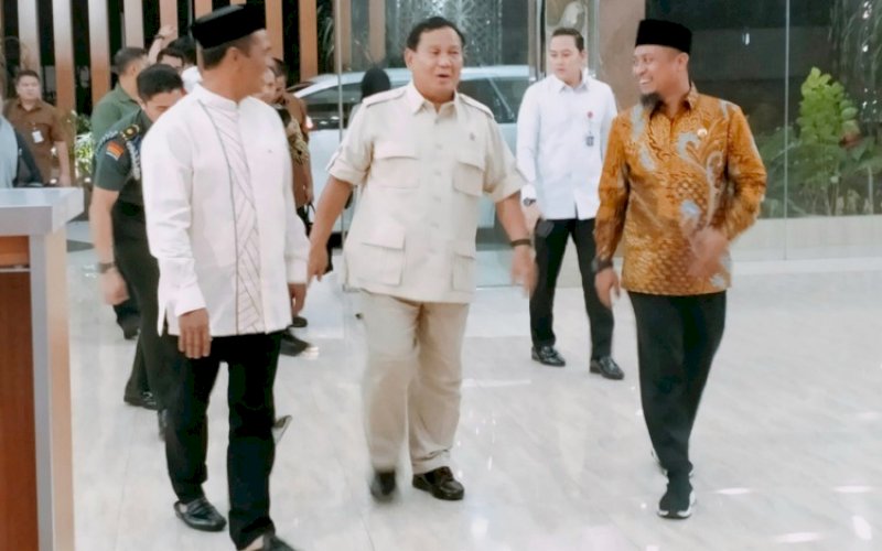 SILATURAHMI. Founder Tiran Group Andi Amran Sulaiman (ki-ka), Menteri Pertahanan Prabowo Subianto, dan Gubernur Sulsel Andi Sudirman Sulaiman bertemu dan bersilaturahmi di Kantor Pusat Tiran Group, AAS Building, Jl Urip Sumohardjo, Kota Makassar, Kamis (13/7/2023) malam. foto: istimewa