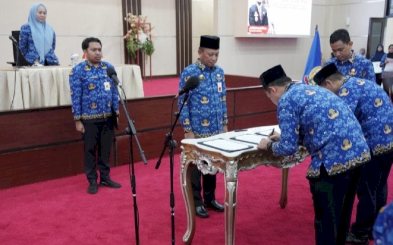 PELANTIKAN. Pj Sekda Provinsi Sulsel, Andi Darmawan Bintang, melantik 112 pejabat fungsional di lingkup Pemprov Sulsel, Senin (17/7/2023). foto: istimewa