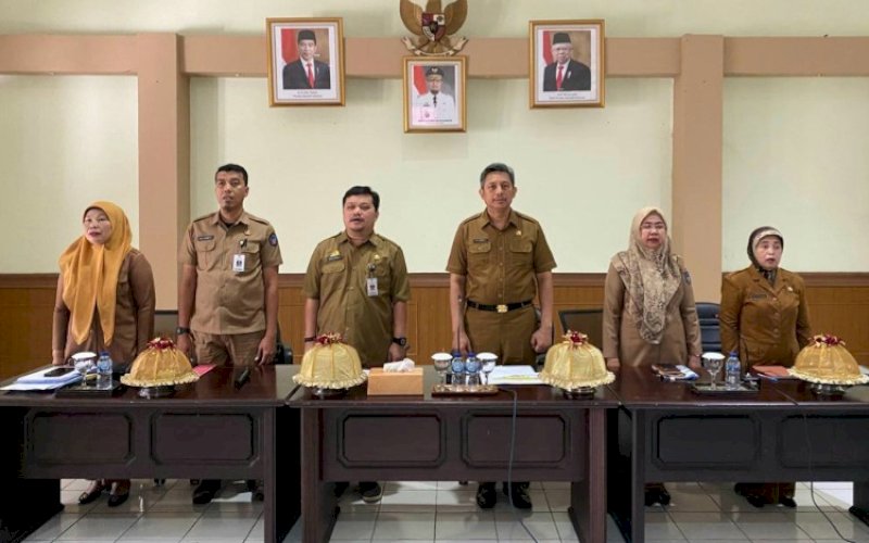 RAKOR. Kepala Dinas Ketahanan Pangan Sulsel, Andi Muh Arsjad, memimpin Rapat Koordinasi (Rakor) dengan Dinas Ketahanan Pangan 24 Kabupaten Kota di Aula Kantor Ketahanan Pangan Sulsel, Jl Sam Ratulangi, Makassar, Selasa (18/7/2023). foto: istimewa