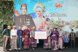 Gubernur Sulsel Serahkan Rp8 Miliar Bantuan Keuangan Dukung Pembangunan Infrastruktur di Maros
