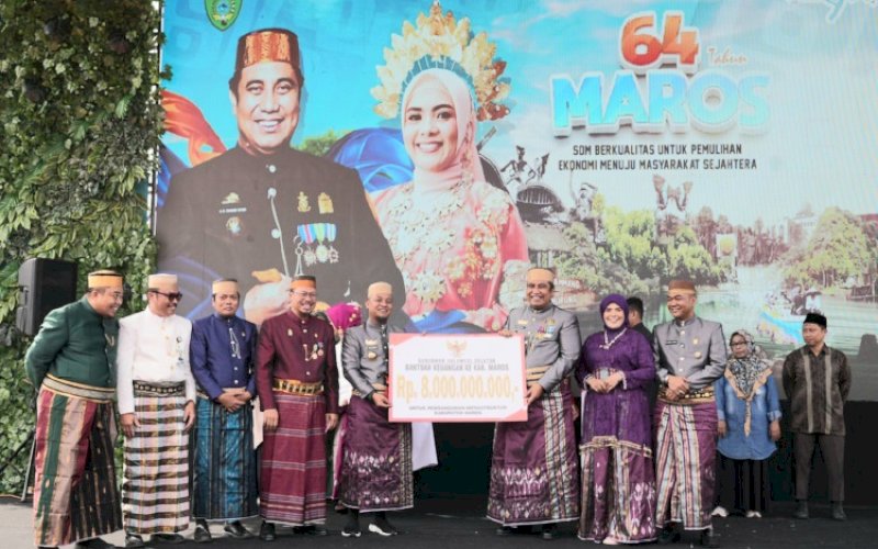 Gubernur Sulsel Serahkan Rp8 Miliar Bantuan Keuangan Dukung Pembangunan Infrastruktur di Maros