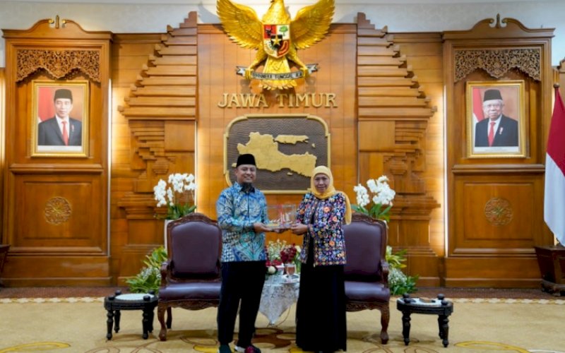 PERTEMUAN. Gubernur Sulsel Andi Sudirman Sulaiman bertemu dengan Gubernur Jatim Khofifah Indar Parawansa di Gedung Negara Grahadi, Surabaya, Rabu (19/7/2023). foto: istimewa