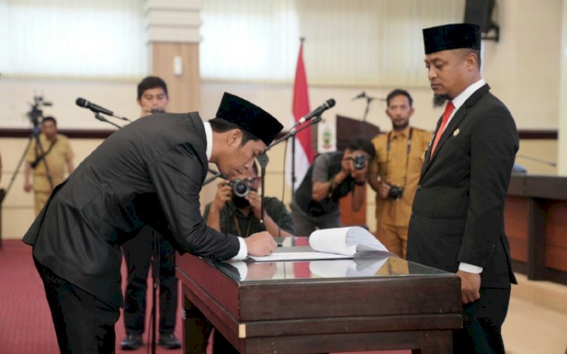 PELANTIKAN. Gubernur Sulsel, Andi Sudirman Sulaiman, melantik Andi Ihsan sebagai Kepala Biro Umum Pemprov Sulsel. foto: istimewa