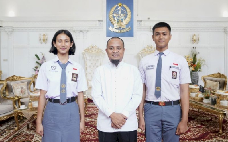 LPASKIBRAKA. Gubernur Sulsel, Andi Sudirman Sulaiman, menerima dua pelajar terpilih menjadi calon Pasukan Pengibar Bendera Pusaka (Paskibraka) mewakili Provinsi Sulsel tingkat nasional di Rumah Jabatan Gubernur Sulsel, Jumat (14/7/2023). foto: istimewa
