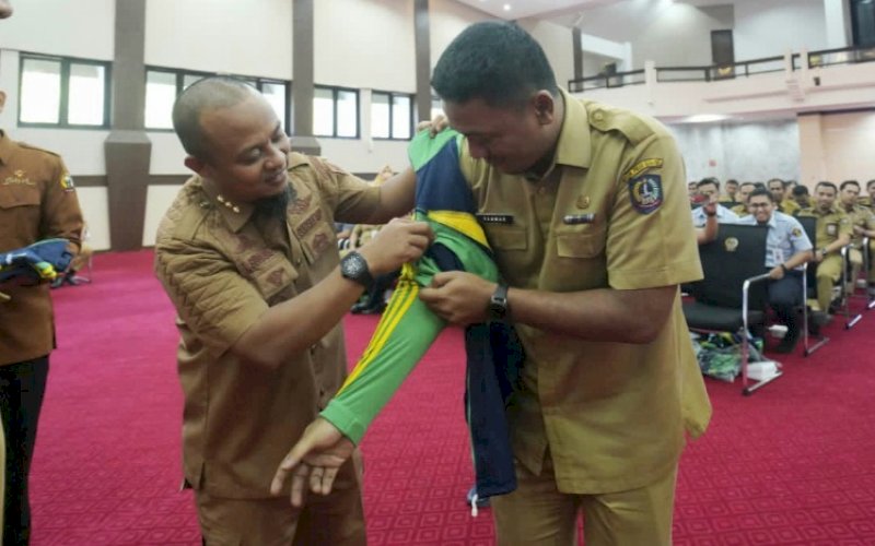 PELEPASAN. Gubernur Sulsel, Andi Sudirman Sulaiman, melepas 83 atlet yang akan berlaga di Pornas XVI Korpri 2023, yang akan digelar di Semarang, Jawa Tengah, 13-23 Juli 2023 pada acara pelepasan kontingen Sulsel di Ruang Pola Kantor Gubernur, Senin (10/7/2023). foto: istimewa