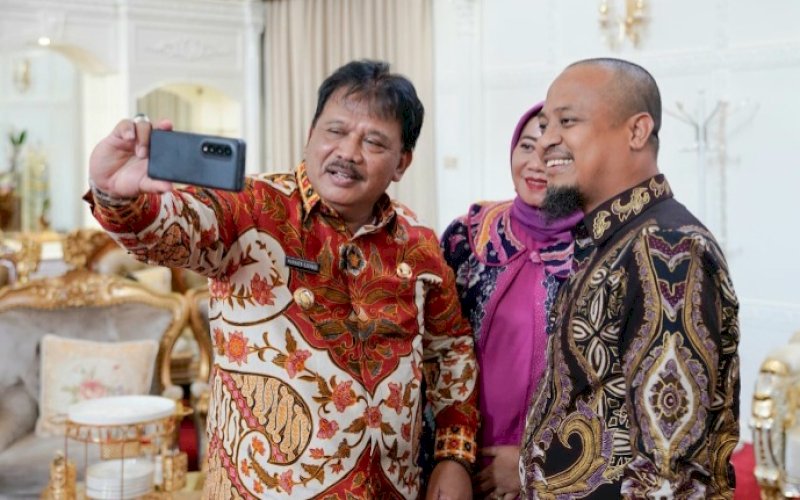 SWAFOTO. Bupati Nganjuk Marhaen Djumadi swafoto bersama Gubernur Sulsel Andi Sudirman Sulaiman di sela-sela pertemuan keduanya di Rumah Jabatan Gubernur Sulsel, Kamis (6/7/2023). foto: istimewa
