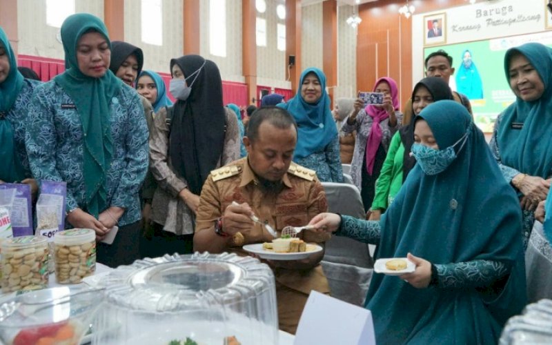 MENCICIPI. Gubernur Sulsel Andi Sudirman Sulaiman didampingi Ketua Tim Penggerak PKK Provinsi Sulsel Naoemi Octarina disaksikan Ketua TP PKK Bulukumba, Andi Herfida Muchtar mencicipi menu kudapat produksi PKK Kabupaten Bulukumba pada Festival Pangan Beragam Bergizi Seimbang dan Aman (B2SA) 2023 tingkat Provinsi Sulsel di Gedung Baruga Karaeng Pattingaloang, Makassar, Selasa (25/7/2023). foto: istimewa