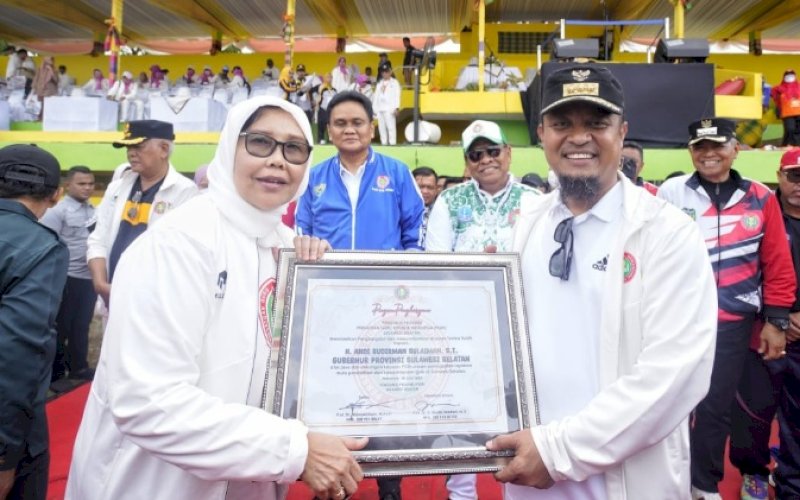 PENGHARGAAN. Gubernur Sulsel, Andi Sudirman Sulaiman, memperoleh penghargaan pada Porseni VI PGRI Tingkat Provinsi yang diikuti 24 Kabupaten/Kota se-Sulsel di Kabupaten Soppeng, Senin (24/7/2023). foto: istimewa