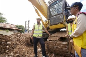 Gubernur Sulsel Tinjau Pembangunan Jembatan Sungai Malango di Torut