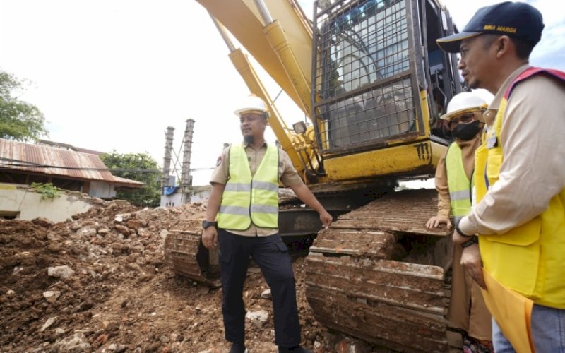 PENINJAUAN. Gubernur Sulsel, Andi Sudirman Sulaiman, meninjau pembangunan Jembatan Sungai Malango pada ruas Rantepao-Sadan-Batusitanduk di Kabupaten Toraja Utara, Sabtu (8/7/2023). foto: istimewa