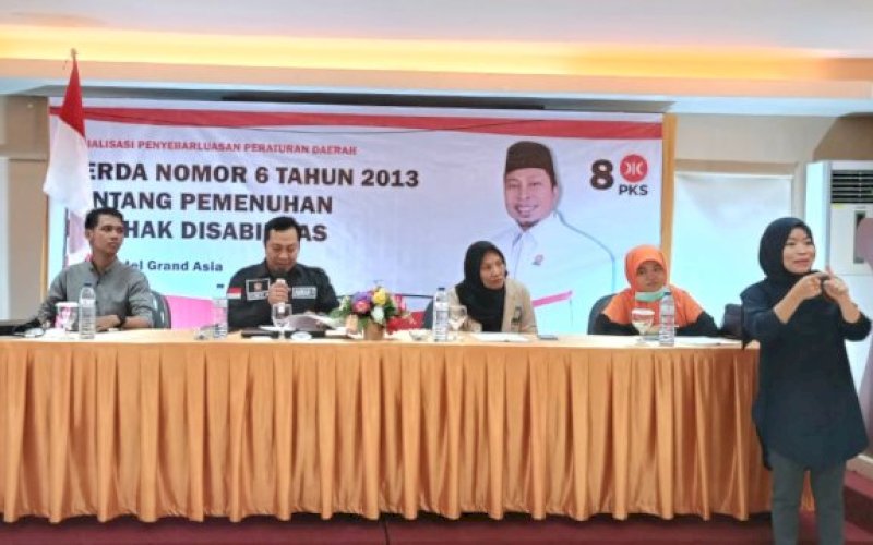 SOSIALISASI. Anggota DPRD Kota Makassar, Anwar Faruq, sosialisasikan Perda Pemenuhan Hak-hak Penyandang Disabilitas di Hotel Grand Asia Makassar, Minggu (10/6/2023). foto: istimewa