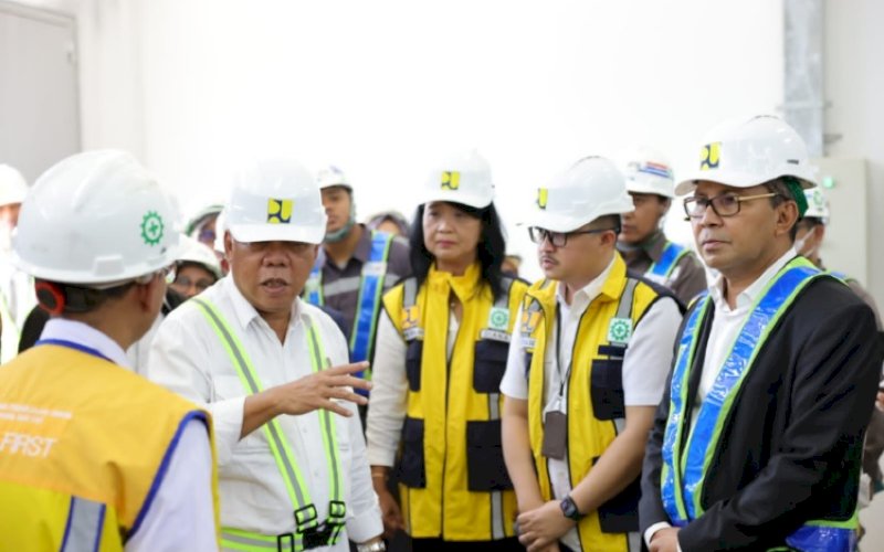 PENINJAUAN. Wali Kota Makassar Moh Ramdhan Pomanto mendampingi Menteri Pekerjaan Umum dan Perumahan Rakyat (PUPR) Basuki Hadimuljono meninjau IPAL Losari di Jl Metro Tanjung Bunga, Makassar, Kamis (27/7/2023). foto: istimewa