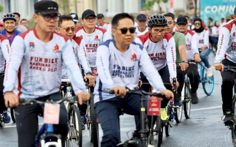 GOWES. Ketua APEKSI Bima Arya, Wali Kota Makassar Moh Ramdhan Pomanto, dan seluruh wali kota dan perwakilan kota-kota lainnya gowes bareng sejauh 3,3 Km mengelilingi kawasan Jl Metro Tanjung Bunga dan Center Point of Indonesia (CPI), Kamis (13/7/2023). foto: istimewa