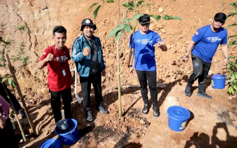 TANAM POHON. Wali Kota Makassar Moh Ramdhan Pomanto dan Ketua APEKSI Bima Arya melaksanakan penanaman puluhan pohon Tabebuya di Tokka Tena Rata, Kabupaten Maros, Selasa (11/7//2023). foto: istimewa