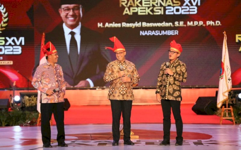 RAKERNAS APEKSI. Wali Kota Makassar Moh Ramdhan Pomanto (ki-ka), bakal Calon Presiden Anies Baswedan, dan Ketua Umum APEKSI Bima Arya pada Rakernas APEKSI XVI 2023 pada diskusi 'Visi Kota untuk Pemimpin Negeri' di Upperhills Convention Hall Makassar, Kamis (13/7/2023). foto: istimewa