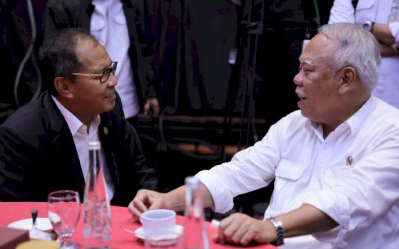 BERBINCANG. Wali Kota Makassar Moh Ramdhan Pomanto berbincang dengan Menteri PUPR Basuki Hadimuljono pada acara Kongres Arsitek ASEAN di Hotel Gammara Makassar, Kamis (27/07/2023). foto: istimewa