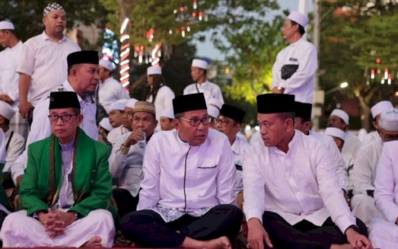 MUNAJAT DOA. Wali Kota Makassar, Moh Ramdhan Pomanto, bersama puluhan ribu umat Islam dari Pengurus Cabang Nahdlatul Ulama (PCNU) Kota Makassar bermunajat doa dalam menyambut Tahun Baru Islam 1 Muharram 1445 H di Anjungan Pantai Losari Makassar, Rabu (19/7/2023) malam. foto: istimewa