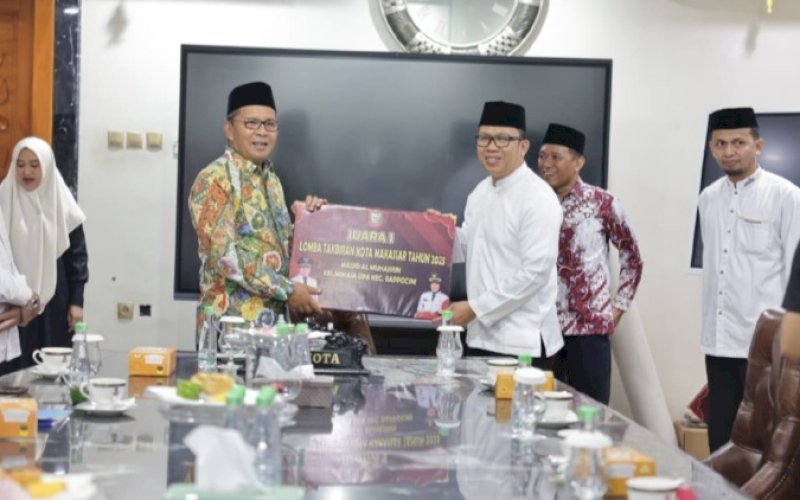 PENYERAHAN BONUS. Wali Kota Makassar, Moh Ramdhan Pomanto, menyerahkan langsung bonus senilai total Rp145 juta kepada Kafilah Makassar pemenang kompetisi STQH Tingkat Provinsi Sulsel XXXIII 2023 di kediaman pribadinya, Jl Amirullah, Makassar Rabu (19/7/2023). foto: istimewa