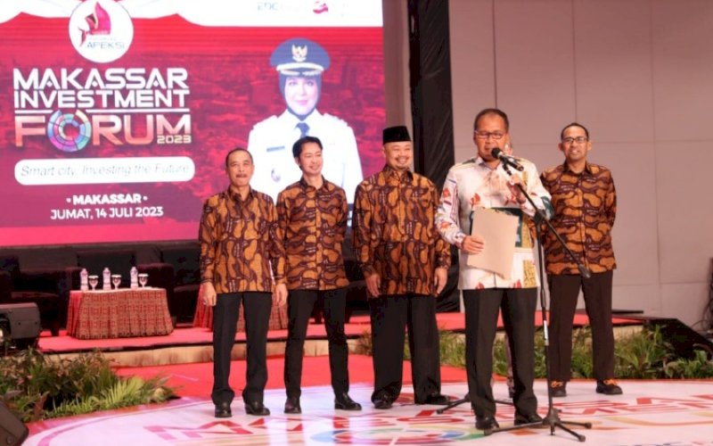PENGUKUHAN. Wali Kota Makassar, Moh Ramdhan Pomanto, mengukuhkan Dewan Investasi Kota Makassar di sela-sela kegiatan Makassar Investment Forum (MIF) 2023 yang merupakan rangkaian Rakernas APEKSI XVI 2023 di Claro Makassar, Jumat (14/7/2023). foto: istimewa