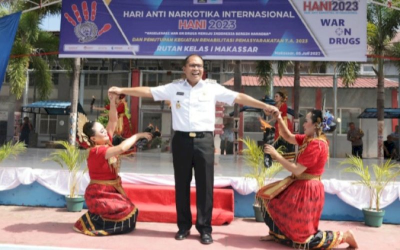 SAMBUTAN. Wali Kota Makassar, Moh Ramdhan Pomanto, mendapatkan sambutan saat menghadiri Hari Anti Narkotika Internasional (HANI) 2023 di Rutan Kelas 1 Makassar, Rabu (5/7/2023). foto: istimewa