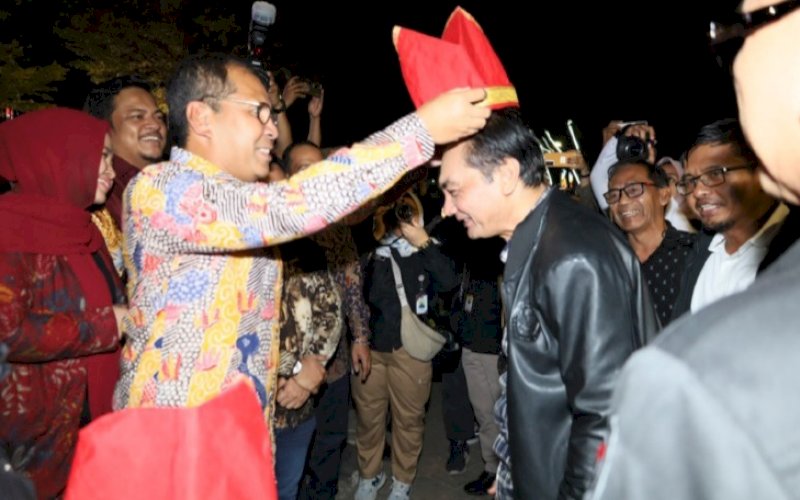 SAMBUTAN. Wali Kota Makassar, Moh Ramdhan Pomanto, memberikan sambutan dalam gala dinner bersama KPU se-Indonesia di City of Makassar, Pantai Losari Makassar, Rabu (26/7/2023). foto: istimewa