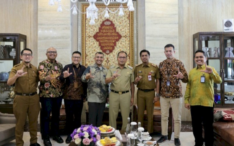 MOU. Wali Kota Makassar, Moh Ramdhan Pomanto, bersama jajarannya foto bareng dengan perwakilan Bank Mandiri usai melakukan Penandatanganan Nota Kesepakatan Bersama (Memorandum of Understanding/MoU) antara Pemkot Makassar dengan PT Bank Mandiri (Persero) tentang Penyediaan Solusi Perbankan untuk Layanan Publik di Kota Makassar di Jl Amirullah, Makassar, Senin (31/7/2023). foto: istimewa