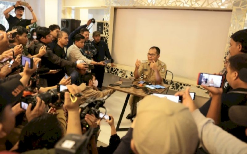 BERI KETERANGAN. Wali Kota Makassar, Moh Ramdhan Pomanto, memberikan keterangan saat konferensi pers terkait pengunduran dirinya dari Partai Nasdem di Jl Topaz, Panakkukang, Makassar, Senin (3/7/2023). foto: istimewa