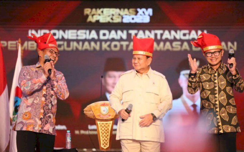 RAKERNAS APEKSI. Wali Kota Makassar Moh Ramdhan Pomanto (ki-ka), bakal Calon Presiden Prabowo Subianto, dan Ketua Umum APEKSI Bima Arya pada Rakernas APEKSI XVI 2023 pada diskusi 'Visi Kota untuk Pemimpin Negeri' di Upperhills Convention Hall Makassar, Kamis (13/7/2023). foto: istimewa