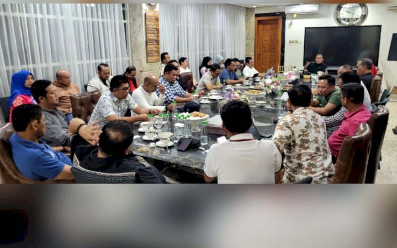 RAKOR. Wali Kota Makassar, Moh Ramdhan Pomanto, memimpin Rapat Koordinasi (Rakor) bersama SKPD di kediamannya, Jl Amirullah, Makassar, Sabtu (1/7/2023) malam. foto: istimewa