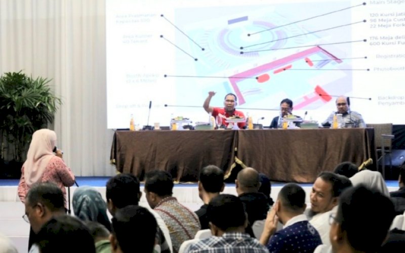 PERSIAPAN. Wali Kota Makassar, Moh Ramdhan Pomanto, memimpin rapat koordinasi persiapan pelaksanaan Rakernas APEKSI XVI 2023 bersama seluruh OPD di Amirullah DP Hall, Makassar, Jumat (30/6/2023) malam. foto: istimewa