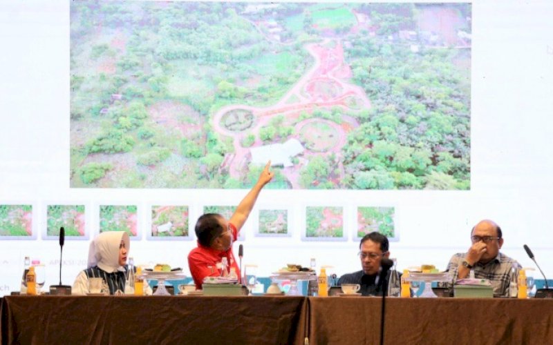 PERSIAPAN. Wali Kota Makassar, Moh Ramdhan Pomanto, memimpin rapat koordinasi persiapan pelaksanaan Rakernas APEKSI XVI 2023 bersama seluruh OPD di Amirullah DP Hall, Makassar, Jumat (30/6/2023) malam. foto: istimewa