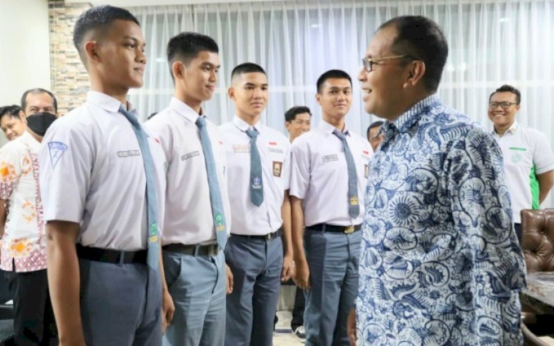 BERI SEMANGAT. Wali Kota Makassar, Moh Ramdhan Pomanto, menyemangati anggota Paskibraka yang lulus seleksi, baik di tingkat nasional maupun provinsi di Jl Amirullah, Makassar, Kamis (6/7/2023). foto: istimewa
