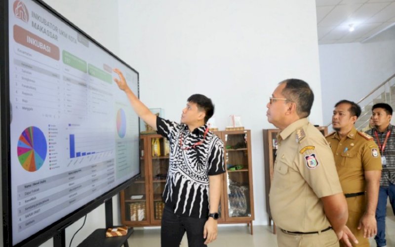 PENINJAUAN. Wali Kota Makassar, Moh Ramdhan Pomanto, meninjau Inkubator UMKM Makassar yang berlokasi di Jl AP Pettarani, Kota Makassar, Selasa (4/7/2023). foto: istimewa