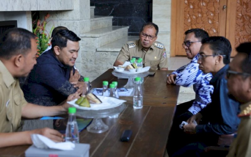 AUDIENSI. Wali Kota Makassar, Moh Ramdhan Pomanto, menerima audiensi Ikatan Pengusaha Wahdah Islamiyah (IPWI) di kediaman pribadinya, Selasa, (25/7/2023). foto: istimewa