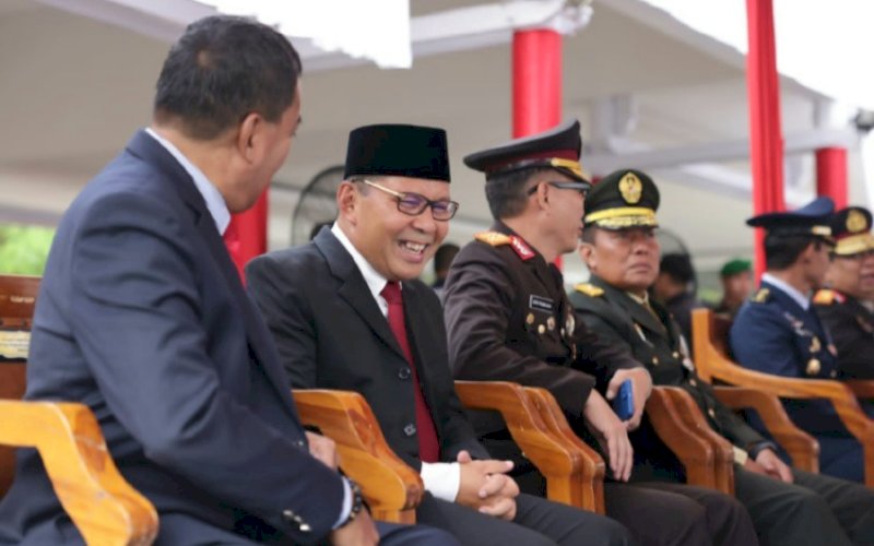 HARI BHAYANGKARA. Wali Kota Makassar, Moh Ramdhan Pomanto (kedua kiri), secara langsung menghadiri peringatan Hari Bhayangkara ke-77 di Kantor Gubernur Sulsel, Sabtu (1/7/2023) pagi. foto: istimewa