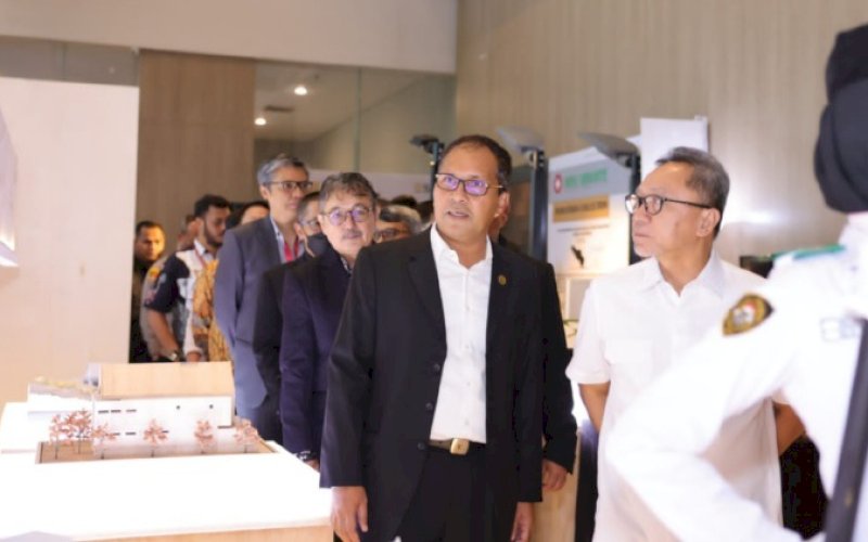 KONGRES ARSITEK. Wali Kota Makassar Moh Ramdhan Pomanto mendampingi Menteri Perdagangan Zulkifli Hasan pada acara Kongres Arsitek ASEAN di Hotel Gammara Makassar, Kamis (27/07/2023). foto: istimewa